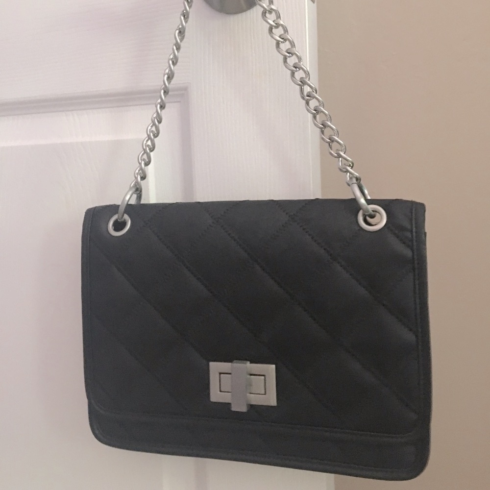 NWT✨ BCBG quilted leather chain handbag